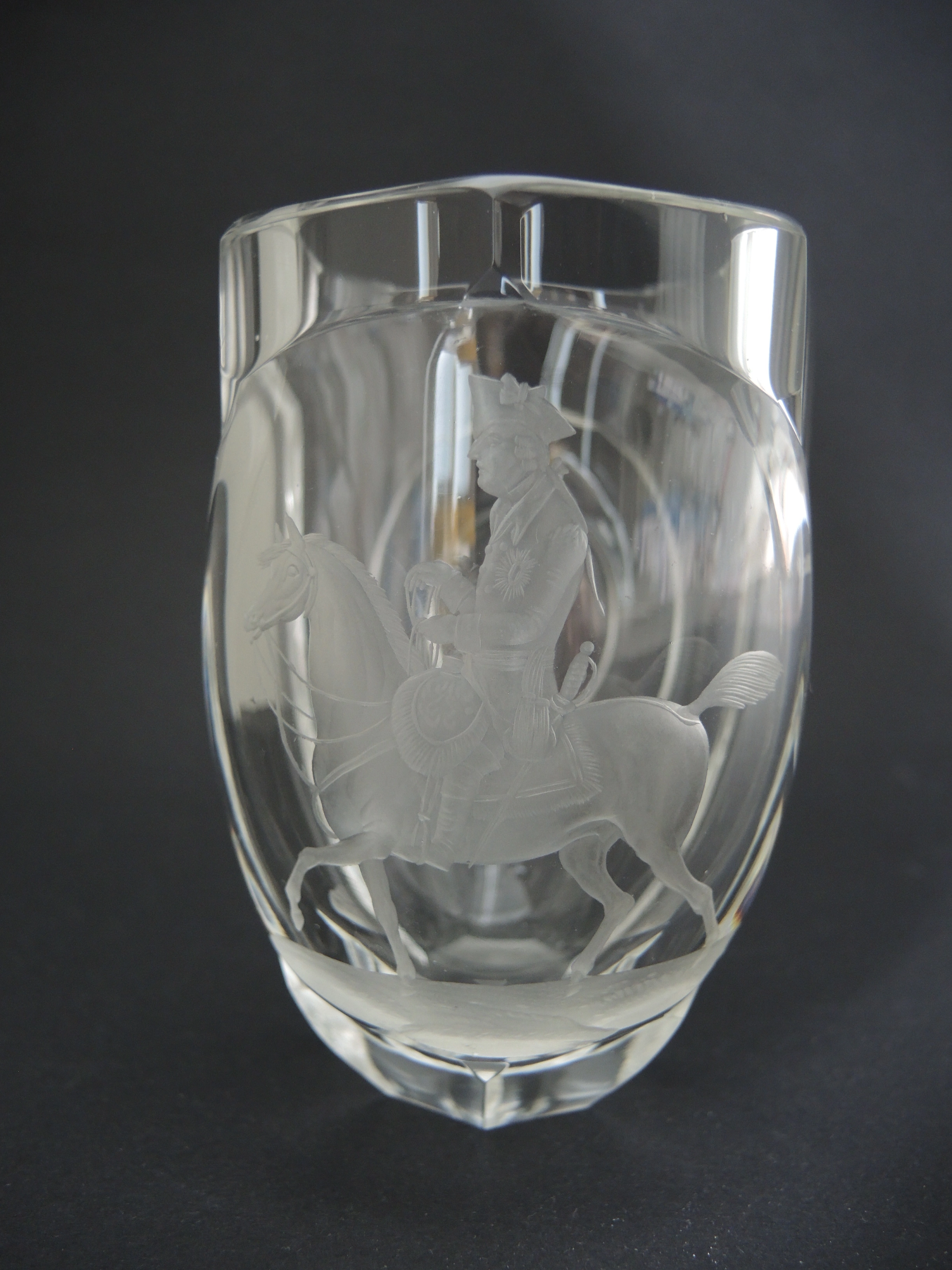 Unbekannter Hersteller nach Daniel Nikolaus Chodowiecki, Glas mit einer Darstellung Friedrich II. zu Pferde, Glas, um 1840, geschliffen und geschnitten, Stiftung Stadtmuseum Berlin, Inv.-Nr.: II 78/166 A